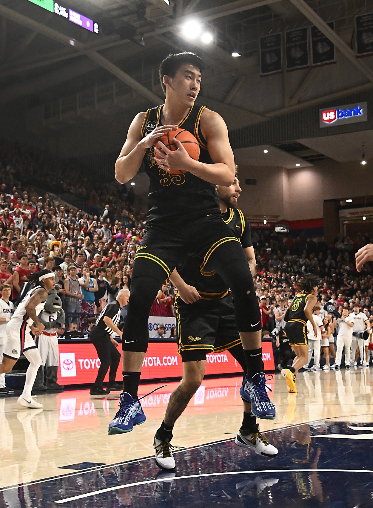 PP电子官方-媒体人：没出场时间让人糟心 王俊杰转校去适合自己风格的球队吧