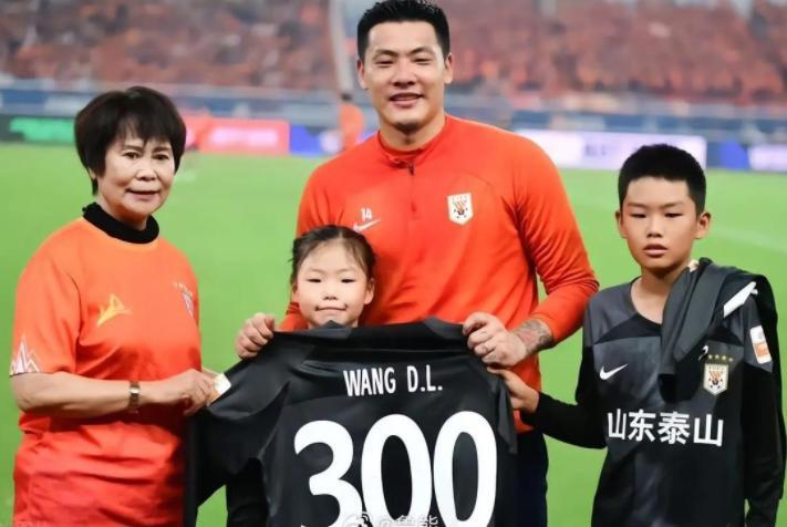 PP电子官方-大连英博门将位置或迎来新大鱼首秀，踢上港就将亮相，值得期待