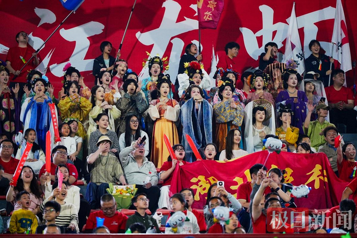 PP电子官方-潜江赛场内外皆精彩：来看一场球，爱上一座城|楚超|体育场|潜江中学体育场|足球联赛|揭幕战_新浪体育_新浪新闻